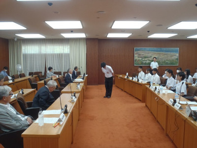 お辞儀をする議長