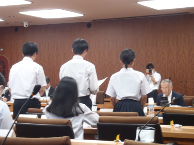 後ろから質問中