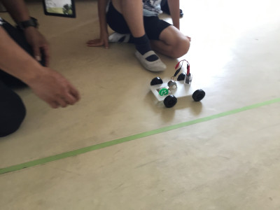 車を走らす様子